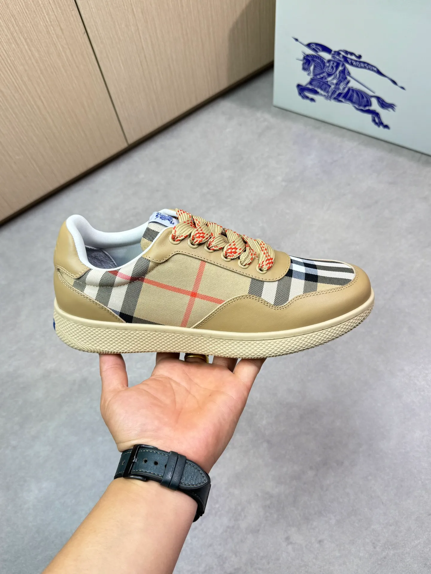 Men's shoes 💰P420💰[BURBERRY] Burberry - High-end quality original 🔍🔍🔍casual sports sneakers - Upper: imported 🔝 Napa calfskin, brand totem cloth, tongue brand cloth label - Lining: brand canvas, foot pad; water-dyed cowhide - Outsole: ultra-light TPR rubber; two-color molded outsole -Ultra-high quality control and fine workmanship: outstanding (high-end, extravagance, class) -Size: 38-44 (45 for men, can be customized)